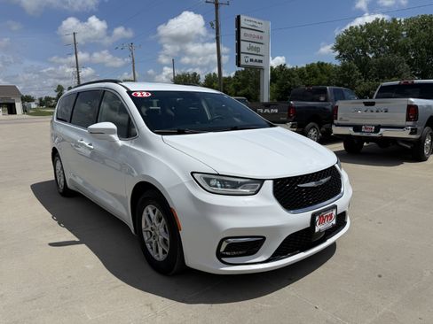 Used 2022 Chrysler Pacifica Touring-L FWD image 34