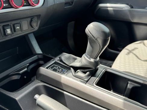 Used 2022 Toyota Tacoma SR5 AWD/4WD image 40