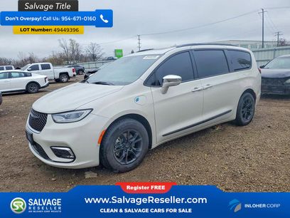 Used 2021 Chrysler Pacifica Limited w/ Uconnect Theater Family Group