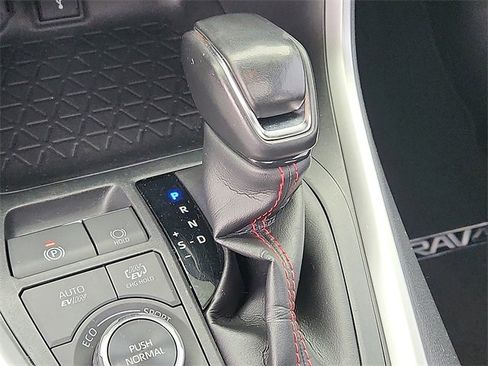 Used 2021 Toyota RAV4 SE image 15