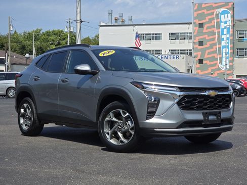 Used 2025 Chevrolet Trax LT FWD image 2