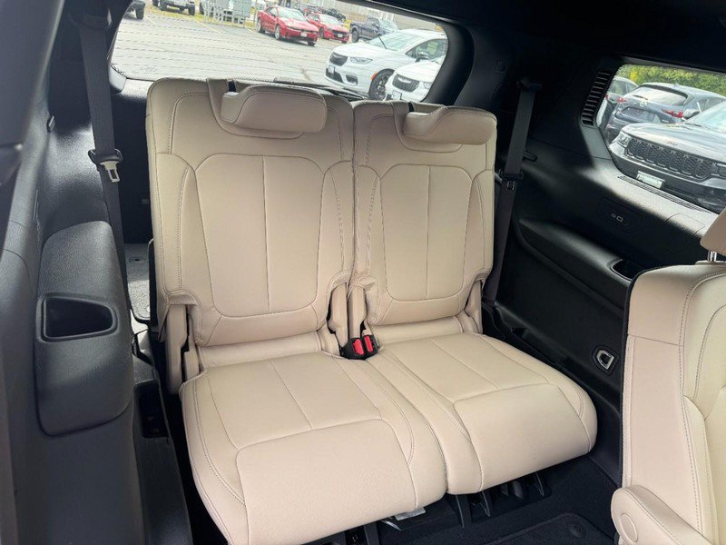 Used 2023 Jeep Grand Cherokee L Limited AWD/4WD image 11