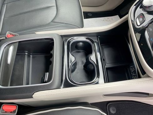 Used 2023 Chrysler Pacifica Limited w/ Trailer Tow Group image 34