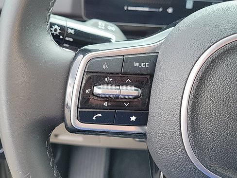 Used 2025 Kia Carnival FWD image 18