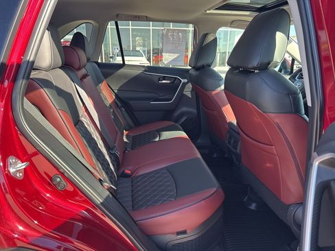 Used 2022 Toyota RAV4 XLE Premium image 31