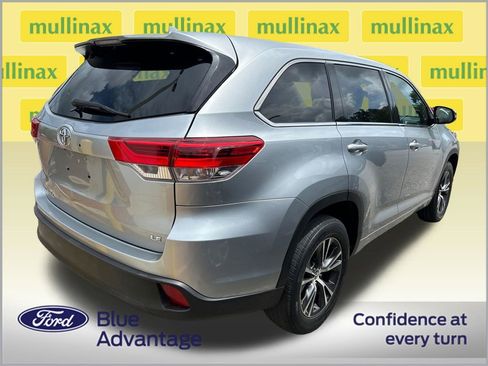 Used 2018 Toyota Highlander Plus FWD image 2