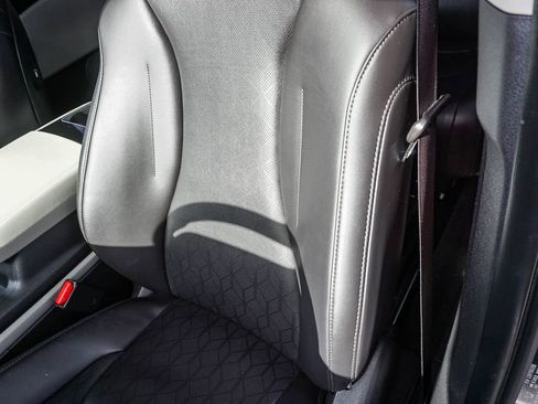 Used 2024 Kia Carnival EX FWD image 21
