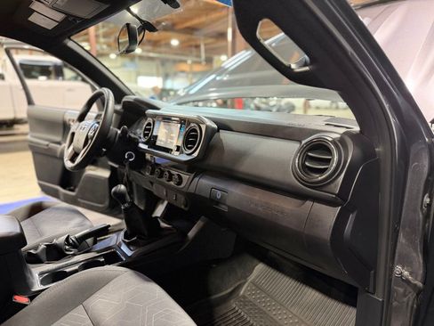 Used 2017 Toyota Tacoma TRD Sport w/ Tow Package image 19