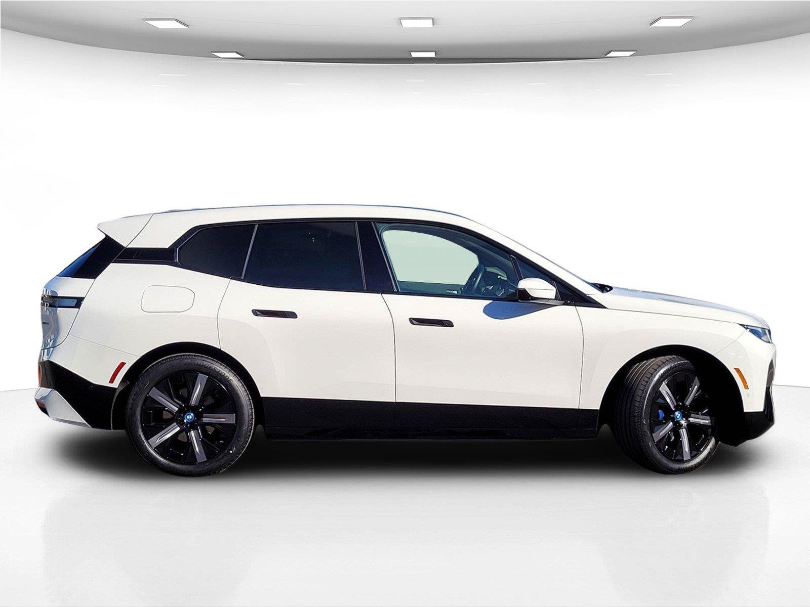 Used 2024 BMW iX xDrive50 w/ Premium Package AWD/4WD image 5