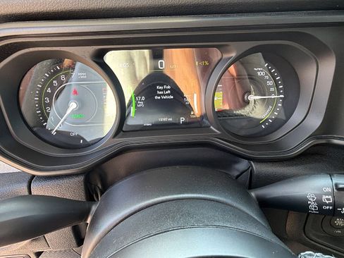 Used 2025 Jeep Wrangler Willys AWD/4WD image 29