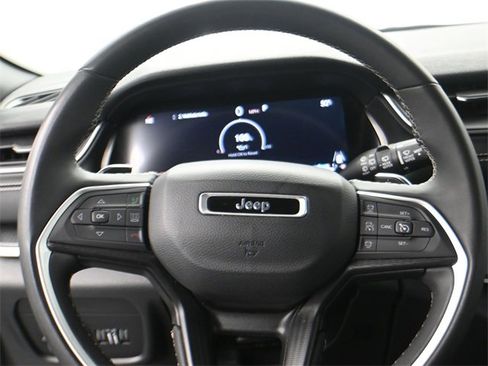 Used 2023 Jeep Grand Cherokee L Laredo image 14