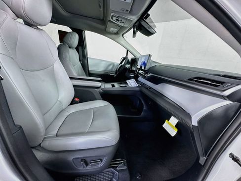 New 2026 Toyota Sienna XLE FWD image 30