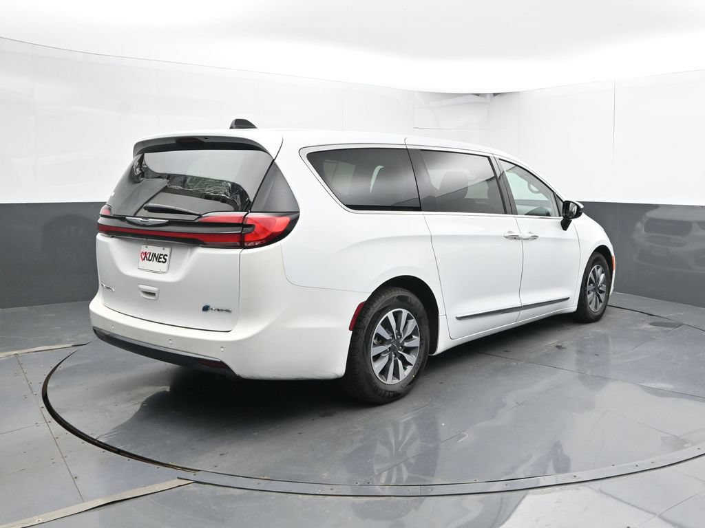 Used 2023 Chrysler Pacifica Limited FWD image 12