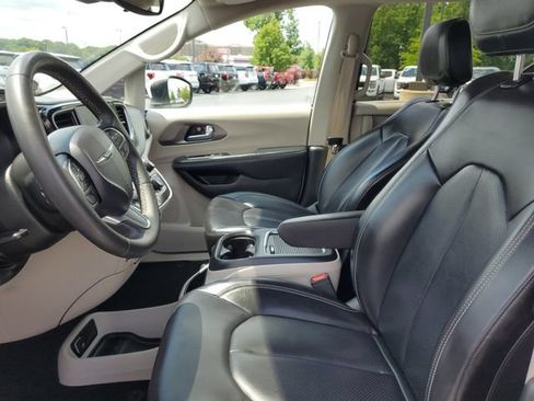 Used 2023 Chrysler Pacifica Touring-L FWD image 8