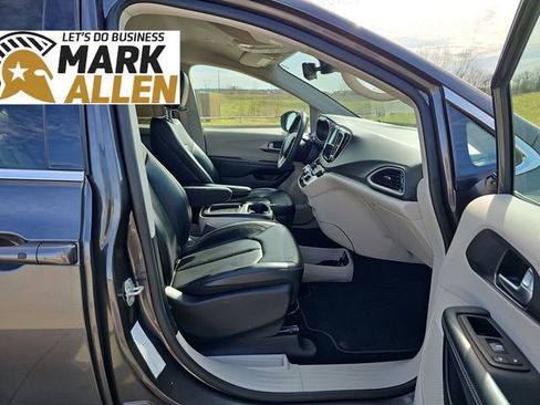 Used 2023 Chrysler Pacifica Touring-L image 27