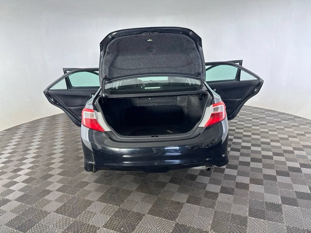 Used 2014 Toyota Camry SE FWD image 17