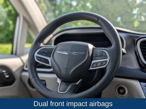 Used 2023 Chrysler Pacifica Touring-L FWD image 14