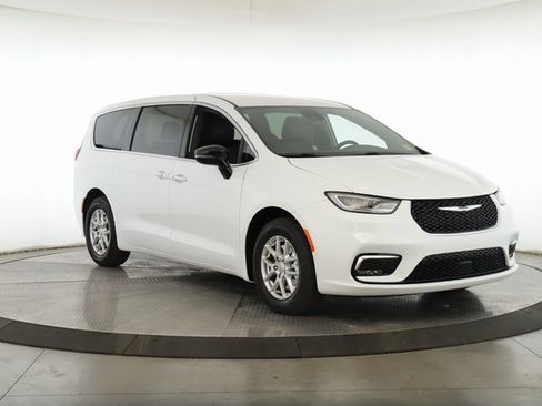 New 2026 Chrysler Pacifica Select image 2