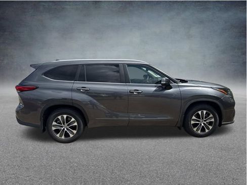 Used 2023 Toyota Highlander XLE FWD image 12