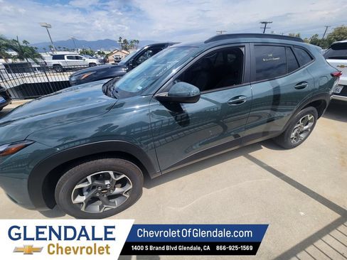 Used 2025 Chevrolet Trax LT FWD image 3