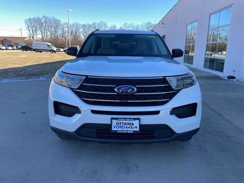 Used 2023 Ford Explorer XLT image 3