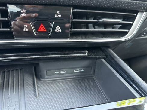Used 2025 Volkswagen Atlas SE AWD/4WD image 36