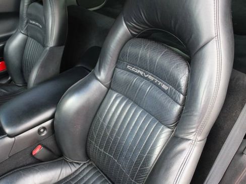 Used 2000 Chevrolet Corvette Coupe w/ Memory Pkg RWD image 4