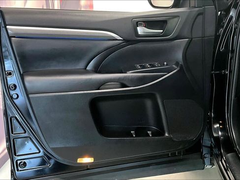 Used 2019 Toyota Highlander SE image 24
