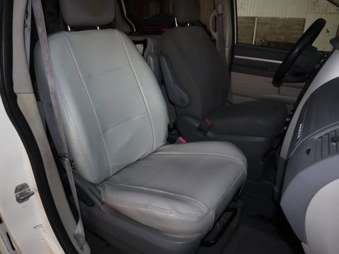 Used 2010 Dodge Grand Caravan SE w/ Climate Group image 8