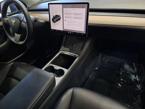 Used 2023 Tesla Model Y 2WD image 5