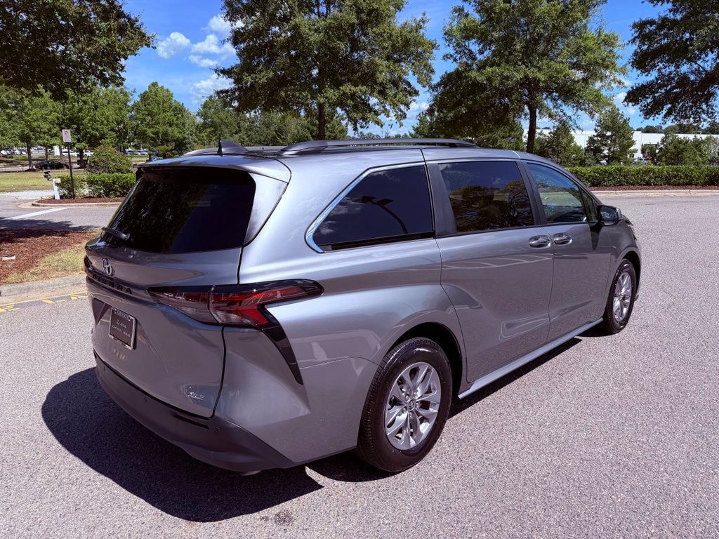 Used 2026 Toyota Sienna XLE FWD image 15