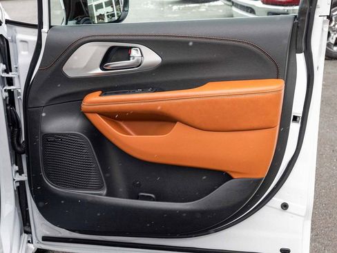 New 2026 Chrysler Pacifica Pinnacle image 12