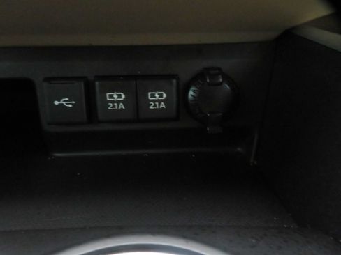 Used 2021 Toyota Highlander XLE FWD image 46