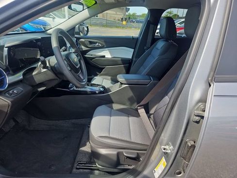 Used 2025 Chevrolet Trax LT FWD image 9