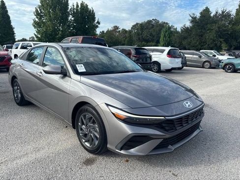 Used 2024 Hyundai Elantra SEL FWD image 3