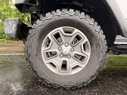 Used 2017 Jeep Wrangler Unlimited Rubicon w/ Connectivity Group AWD/4WD image 9