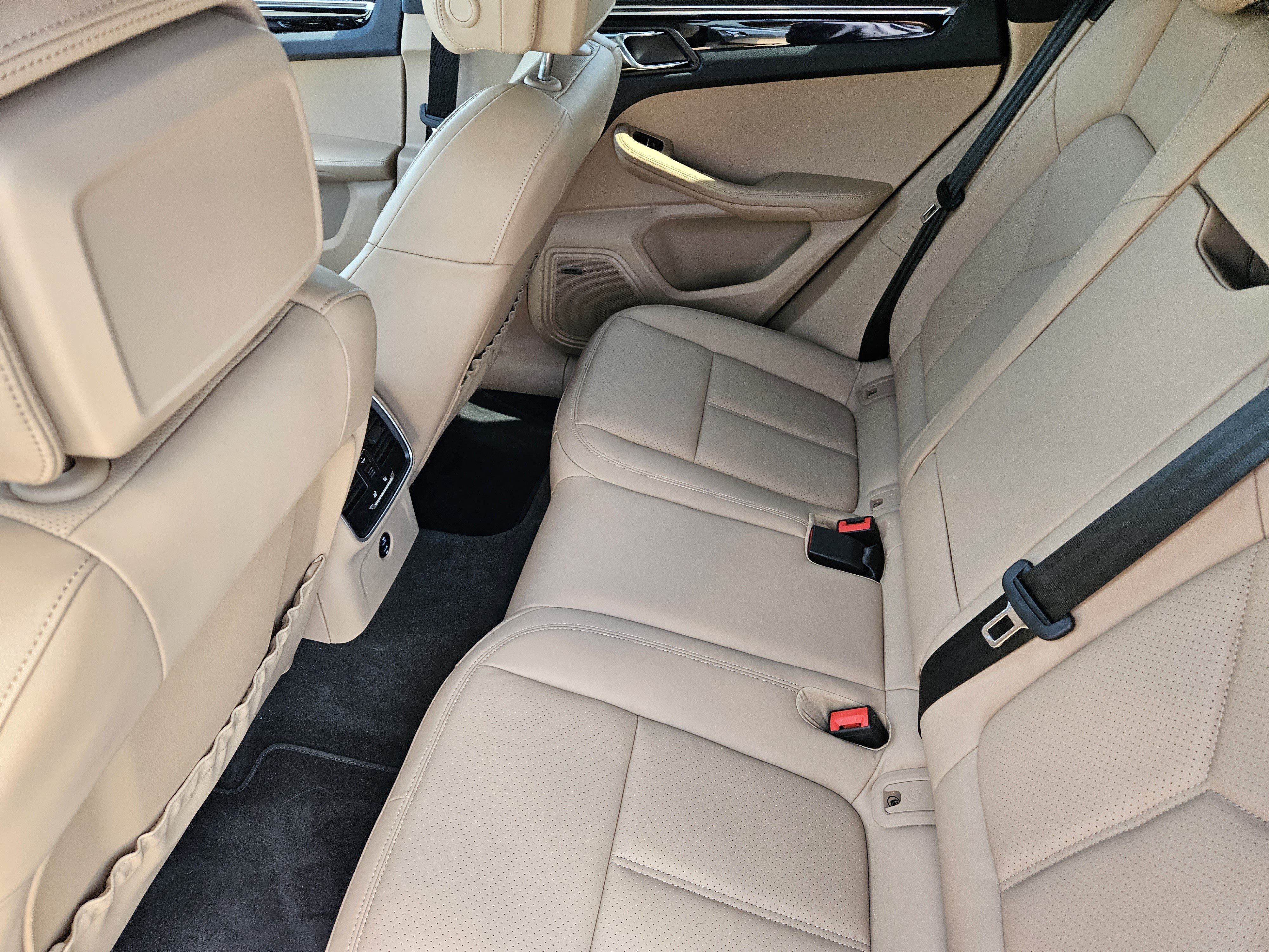 Certified 2026 Porsche Macan AWD/4WD image 28