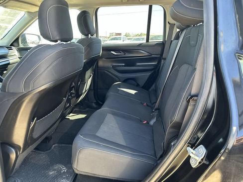 Used 2023 Jeep Grand Cherokee Laredo AWD/4WD image 23