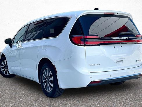 Used 2023 Chrysler Pacifica Touring-L FWD image 5