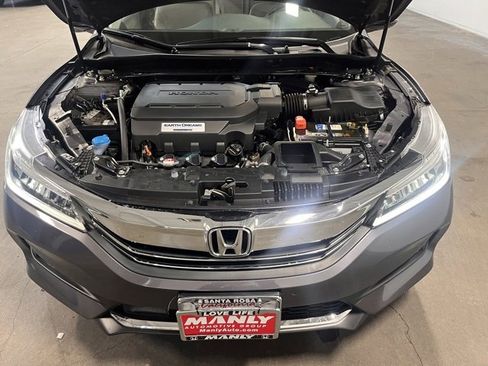 Used 2017 Honda Accord Touring image 9