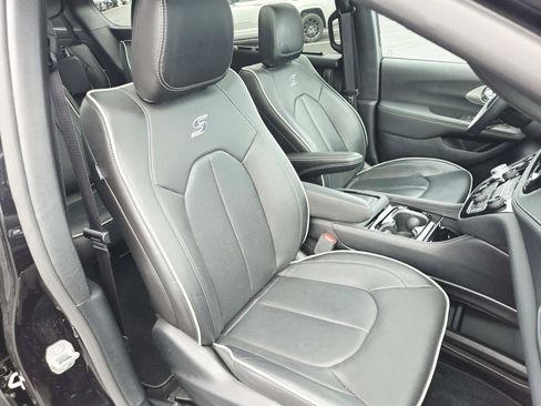 Used 2024 Chrysler Pacifica Limited w/ S Appearance Package FWD image 19