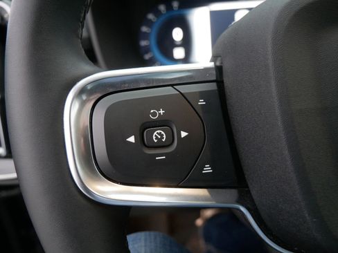 Used 2025 Volvo XC40 B5 Core image 27