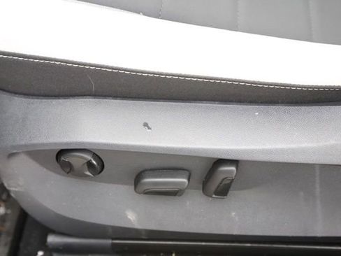 Used 2025 Volkswagen Taos SE w/ Black Wheel Package FWD image 15