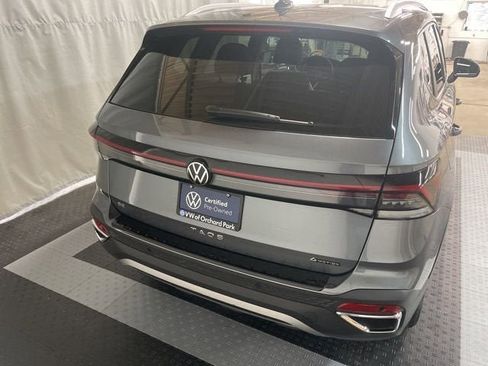 Certified 2025 Volkswagen Taos SE w/ Panoramic Sunroof Package image 7
