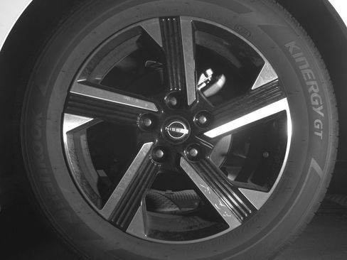 Used 2025 Nissan Sentra SV FWD image 14