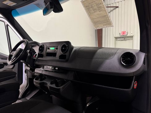 Used 2021 Mercedes-Benz Sprinter 2500 image 14