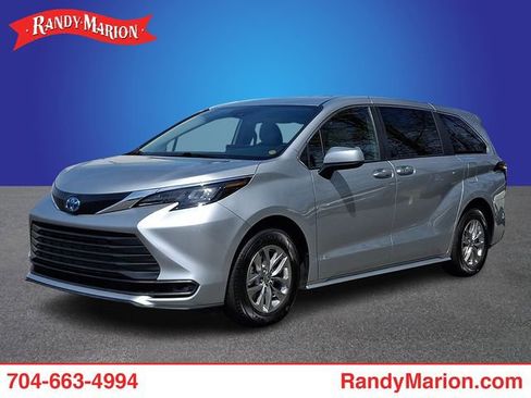 Used 2025 Toyota Sienna LE FWD image 1
