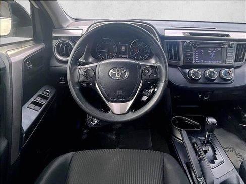 Used 2018 Toyota RAV4 LE FWD image 7