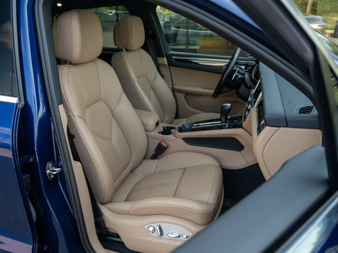 Certified 2024 Porsche Macan AWD/4WD image 44