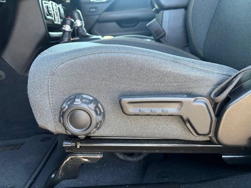 Used 2025 Jeep Wrangler Unlimited Sahara AWD/4WD image 10